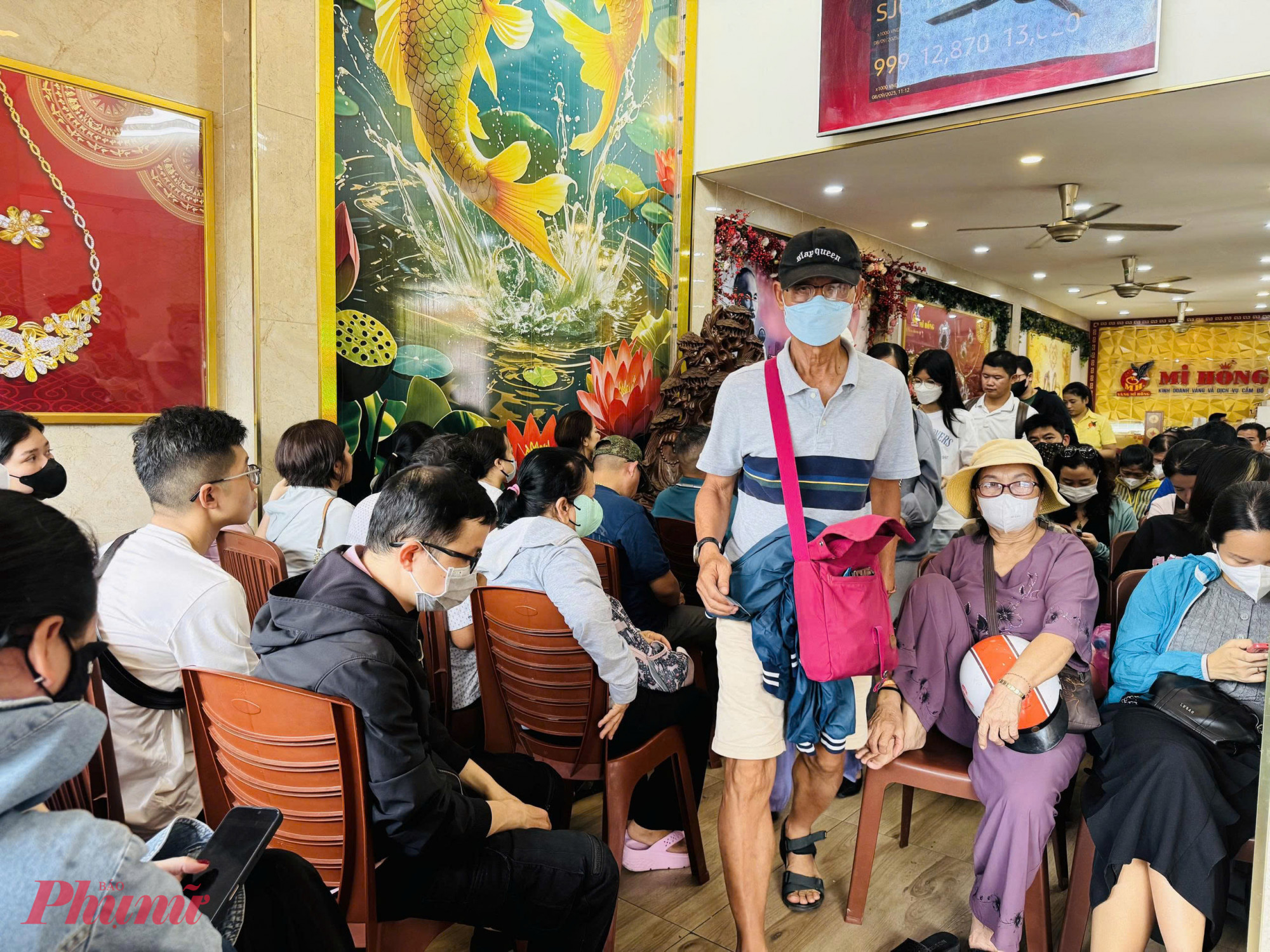 Cứ mỗi lượt gọi sẽ có 6 khách hàng vào quầy