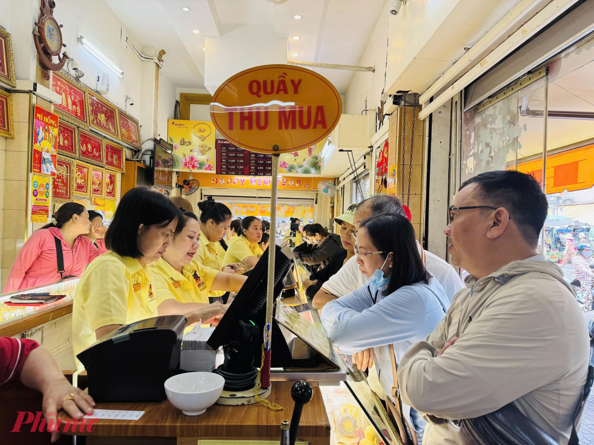 Song song đó, trong ngày 8/9, có một bộ phận người cũng đem vàng đi bán. 