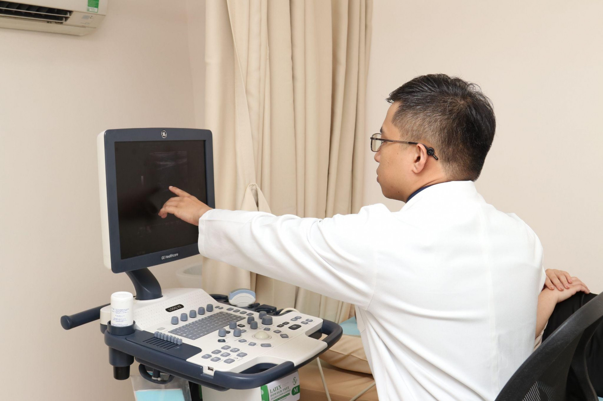 BS.CKI. Phạm Cao Thành tư vấn trước khi thực hiện kỹ thuật định vị siêu âm - Ảnh: Bệnh viện Hoàn Mỹ Sài Gòn