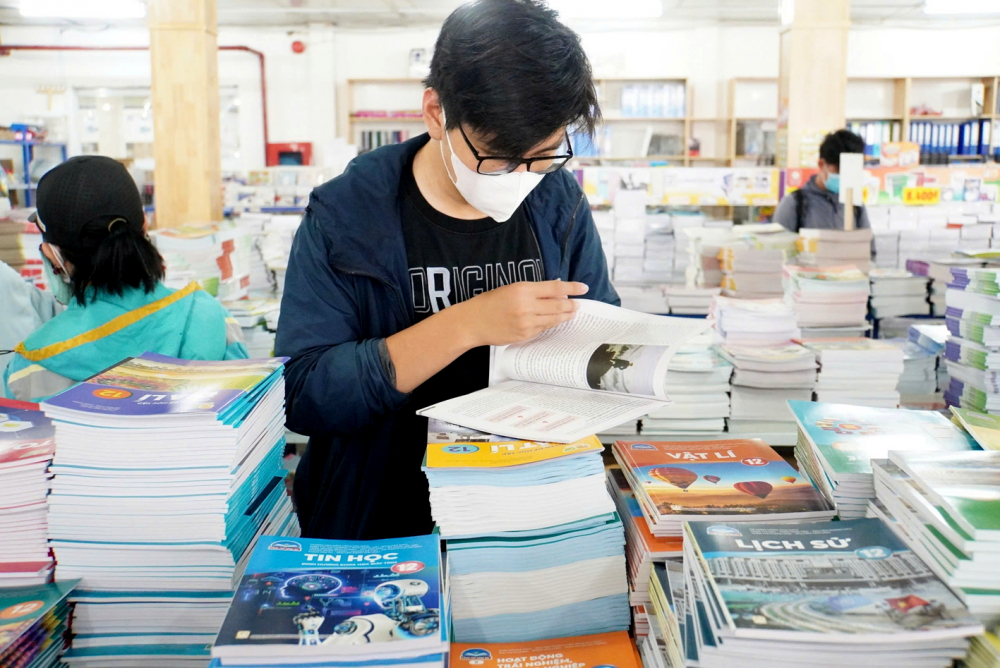 Một học sinh THPT ở TPHCM chọn sách cho năm học mới - Ảnh: Nguyễn Loan