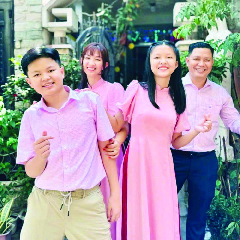 Bé Duy Khải (bìa trái) từ nhỏ đã học từ ba cách san sẻ việc nhà cùng mẹ và chị  - Ảnh do nhân vật cung cấp