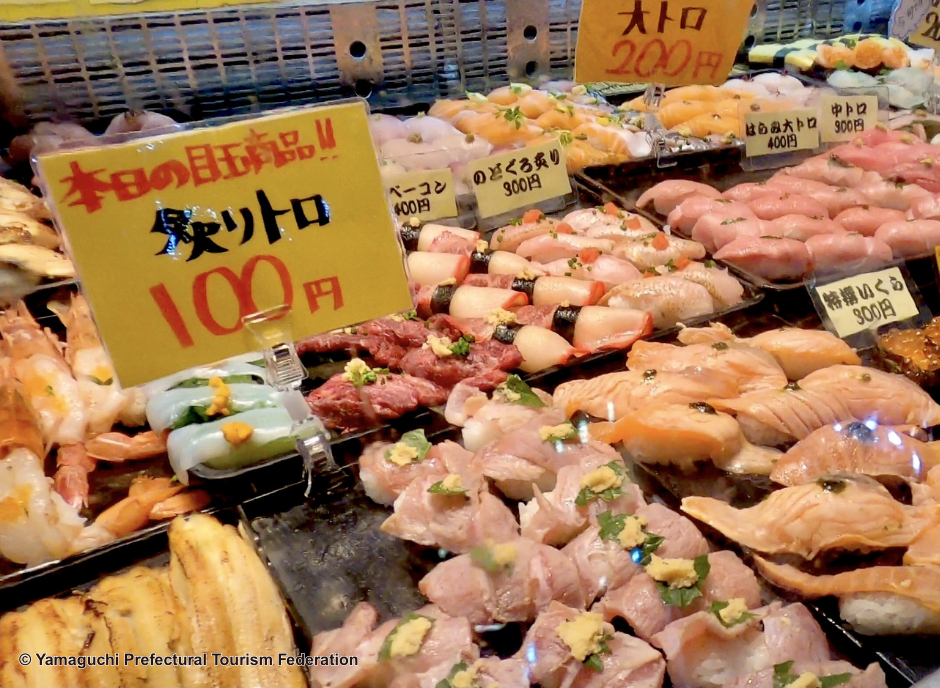 Khám phá những điểm đến mới toanh tại Nhật Bản mùa lá đỏ Sushi tươi ngon và hấp dẫn được bày bán tại chợ Karato. Ảnh: Yamaguchi Prefectural Tourism Federation