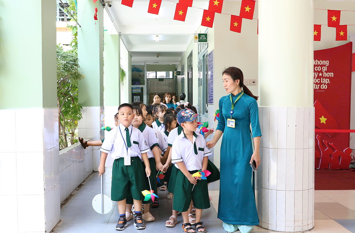 Học sinh lớp Một Trường tiểu học Hiệp Tân (phường Phú Thạnh) trong ngày khai giảng, làm quen với bạn mới - ẢNH: TRANG THƯ