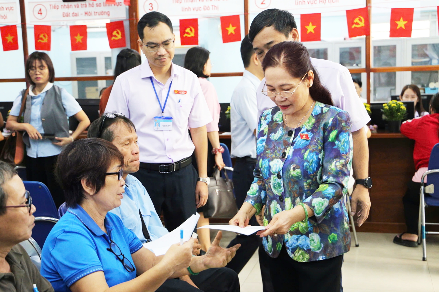 Bà Nguyễn Thị Lệ (bên phải) - đại biểu Quốc hội, nguyên Phó bí thư Thành ủy, nguyên Chủ tịch HĐND TPHCM - trao đổi với người dân phường Phú Thuận về mức độ hài lòng khi làm thủ tục hành chính