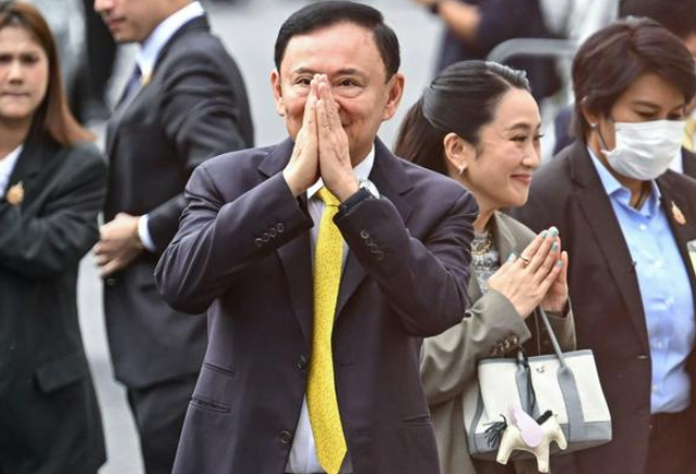 Ông Thaksin Shinawatra và con gái  bà Paetongtarn Shinawatra -Cựu Thủ tướng Thái Lan đến Tòa án Tối cao ở Bangkok
