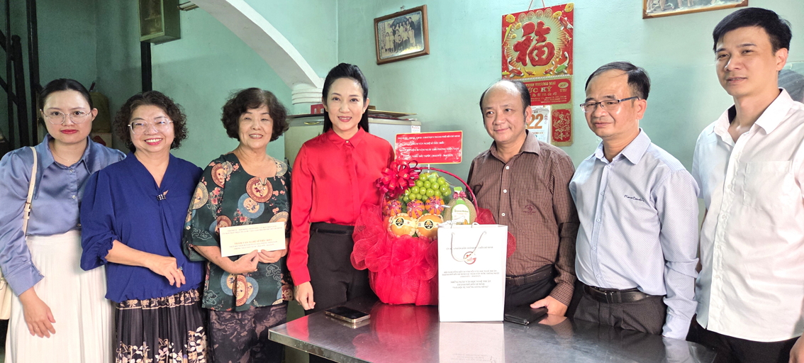 Nghệ sĩ nhân dân Thanh Thúy - Phó giám đốc Sở Văn hóa - Thể thao TPHCM và đoàn công tác của TPHCM  đến thăm bà Hoàng Thúy Hà (thứ ba từ trái sang) nhân tổng kết 50 năm văn học nghệ thuật TPHCM - ẢNH: NGỌC TUYẾT