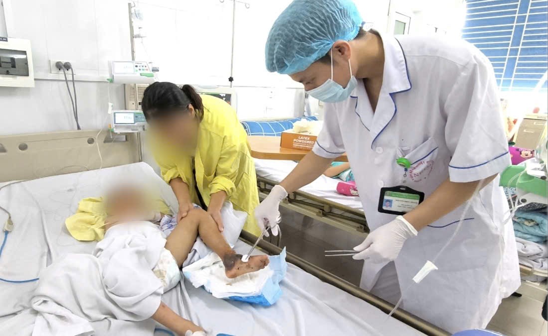 Bé trai suy đa tạng vì đắp thuốc nam chữa mèo cắn - ảnh: T.S