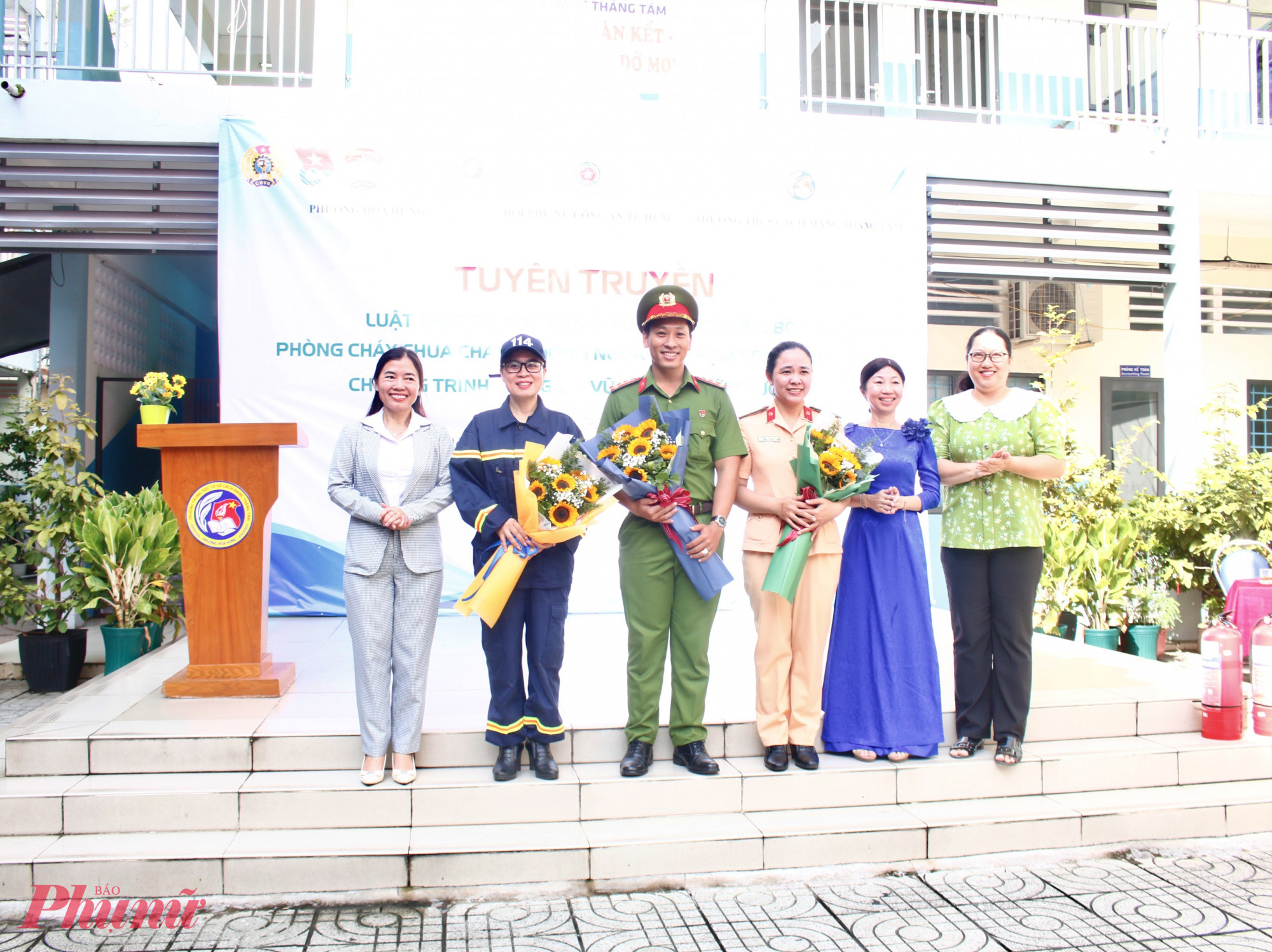 Đại diện Ban tổ chức chương trình trao hoa cảm ơn đến các báo cáo viên