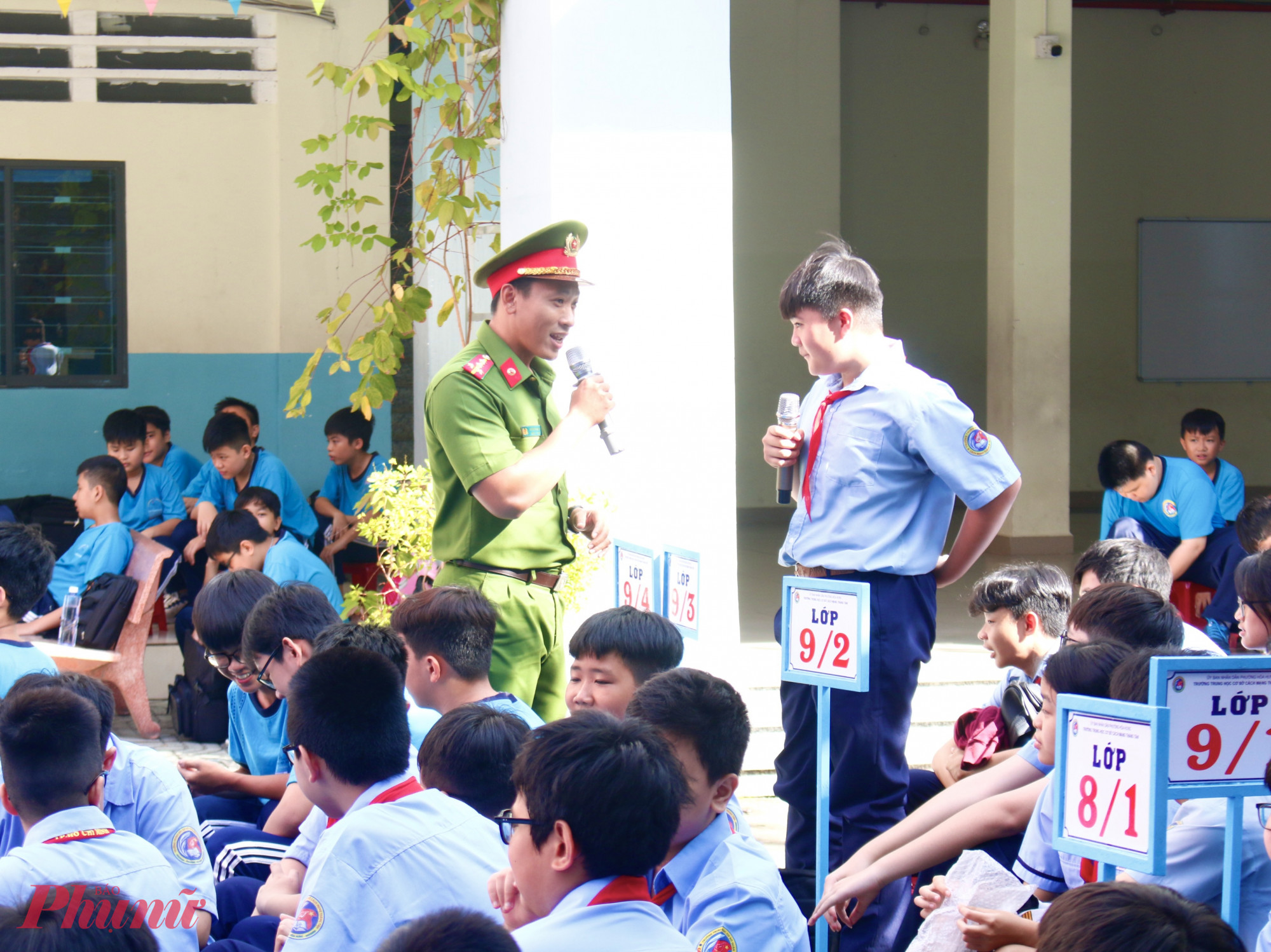 Ông Hà Minh Quang – Cán bộ Phòng Cảnh sát hình sự, Công an TPHCM – cho biết, cùng với sự phát triển của thiết bị di động thông minh và mạng xã hội, nhiều gia đình và học sinh đã sử dụng các nền tảng này để học tập, giải trí, kết nối bạn bè. Tuy nhiên, chính điều này cũng bị các đối tượng tội phạm công nghệ cao lợi dụng để thực hiện hành vi lừa đảo, trong đó có thủ đoạn “bắt cóc online” nhằm chiếm đoạt tài sản. Ông Quang khuyến cáo, các em học sinh tuyệt đối không vội tin vào các cuộc gọi hay tin nhắn từ số lạ tự xưng là công an, viện kiểm soát. Trong mọi tình huống cần giữ bình tĩnh, chủ động kiểm chứng thông tin bằng cách liên lạc trực tiếp với người thân hoặc báo cho cơ quan công an nơi gần nhất.Bên cạnh đó, mỗi người cần bảo mật thông tin cá nhân: không cung cấp số CMND/CCCD, tài khoản ngân hàng, mã OTP, mật khẩu qua điện thoại, email hay mạng xã hội;  hạn chế chia sẻ hình ảnh, lịch trình sinh hoạt, thông tin riêng tư lên không gian mạng…