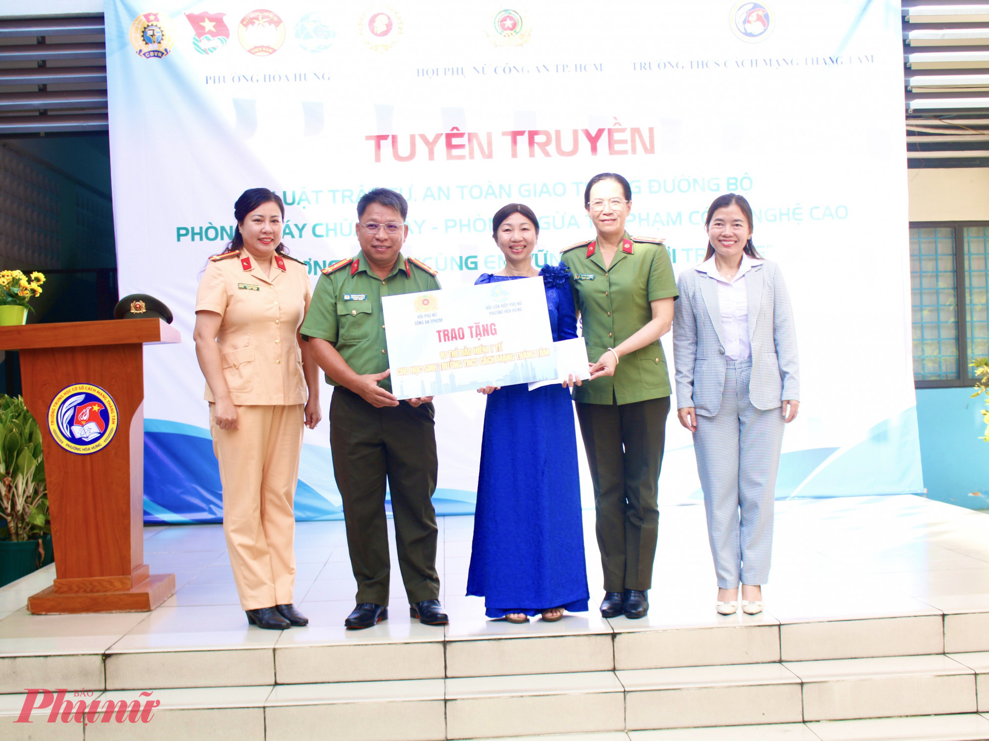 Dịp này, trong chương trình “Cùng em vững bước đến trường”, Hội LHPN phường Hòa Hưng phối hợp cùng Hội phụ nữ Công an TPHCM trao tặng 10 suất bảo hiểm y tế cho các em học sinh vượt khó, đạt thành tích cao trong học tập