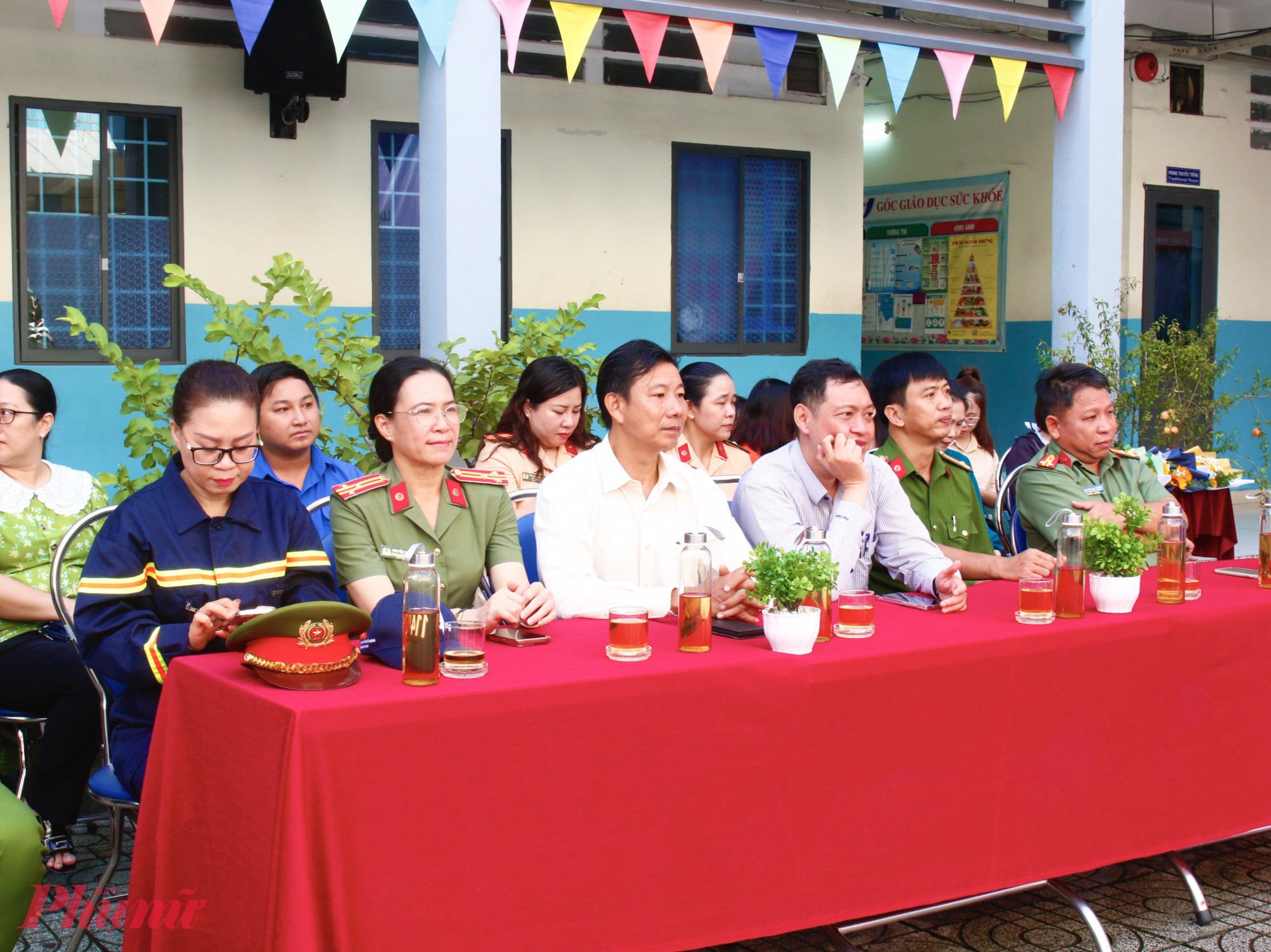 Tham dự có lãnh đạo, cán bộ Công an TPHCM, phường Hòa Hưng cùng đại diện các tổ chức chính trị - xã hội địa phương