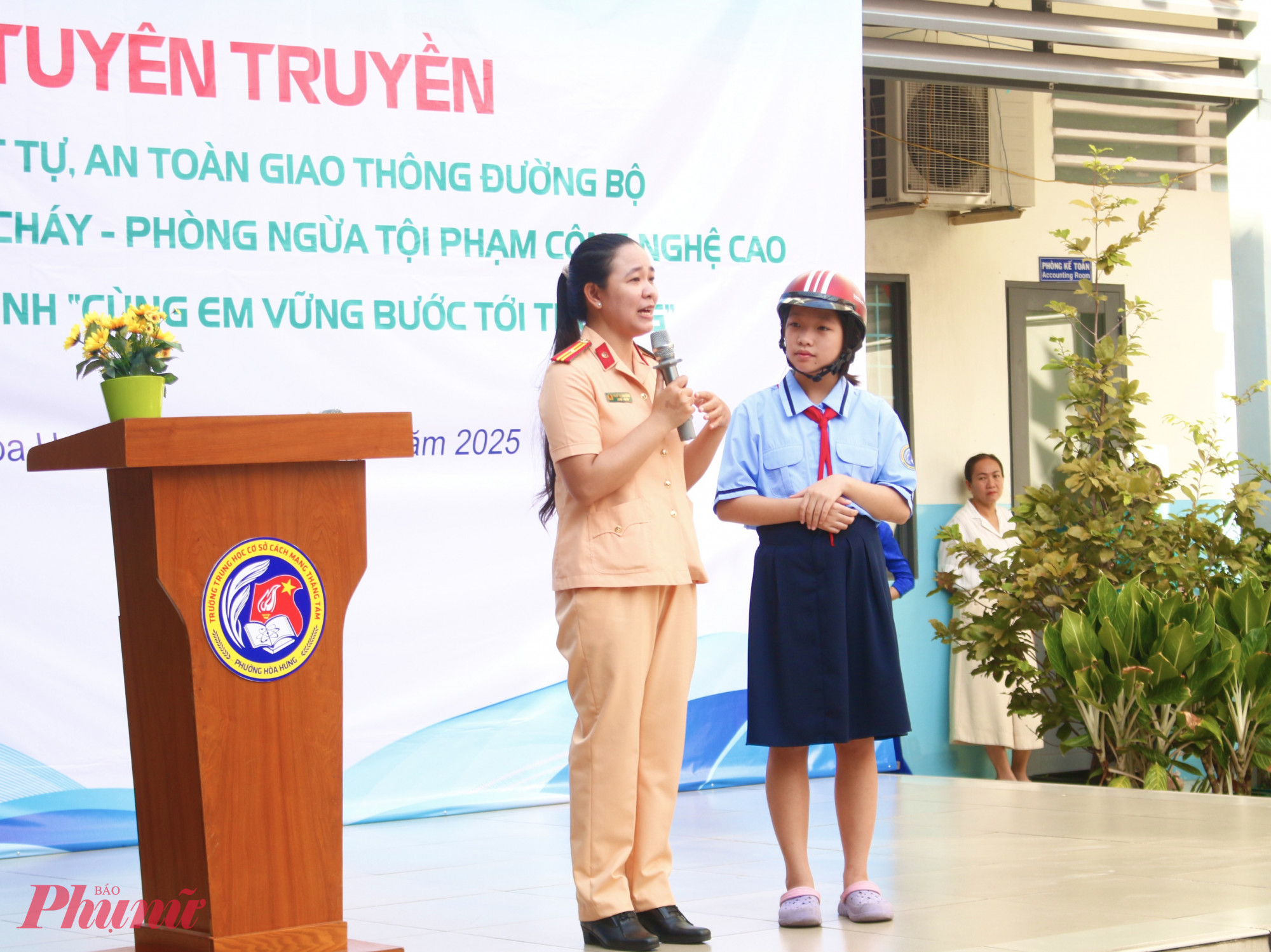 Thiếu tá Phạm Thị Thu Hằng – Cán bộ tuyên truyền Phòng Cảnh sát giao thông, Công an TPHCM – đã phổ biến kiến thức về Luật Trật tự, an toàn giao thông đường bộ. Mở đầu buổi tuyên truyền, thiếu tá Hằng đặt ra những câu hỏi gợi mở như: học sinh thường đến trường bằng phương tiện gì, các loại xe nào được ưu tiên, cách nhận biết và nhường đường cho xe ưu tiên, đi đúng làn đường, phần đường hay đội mũ bảo hiểm đúng cách, độ tuổi được phép lái xe theo quy định