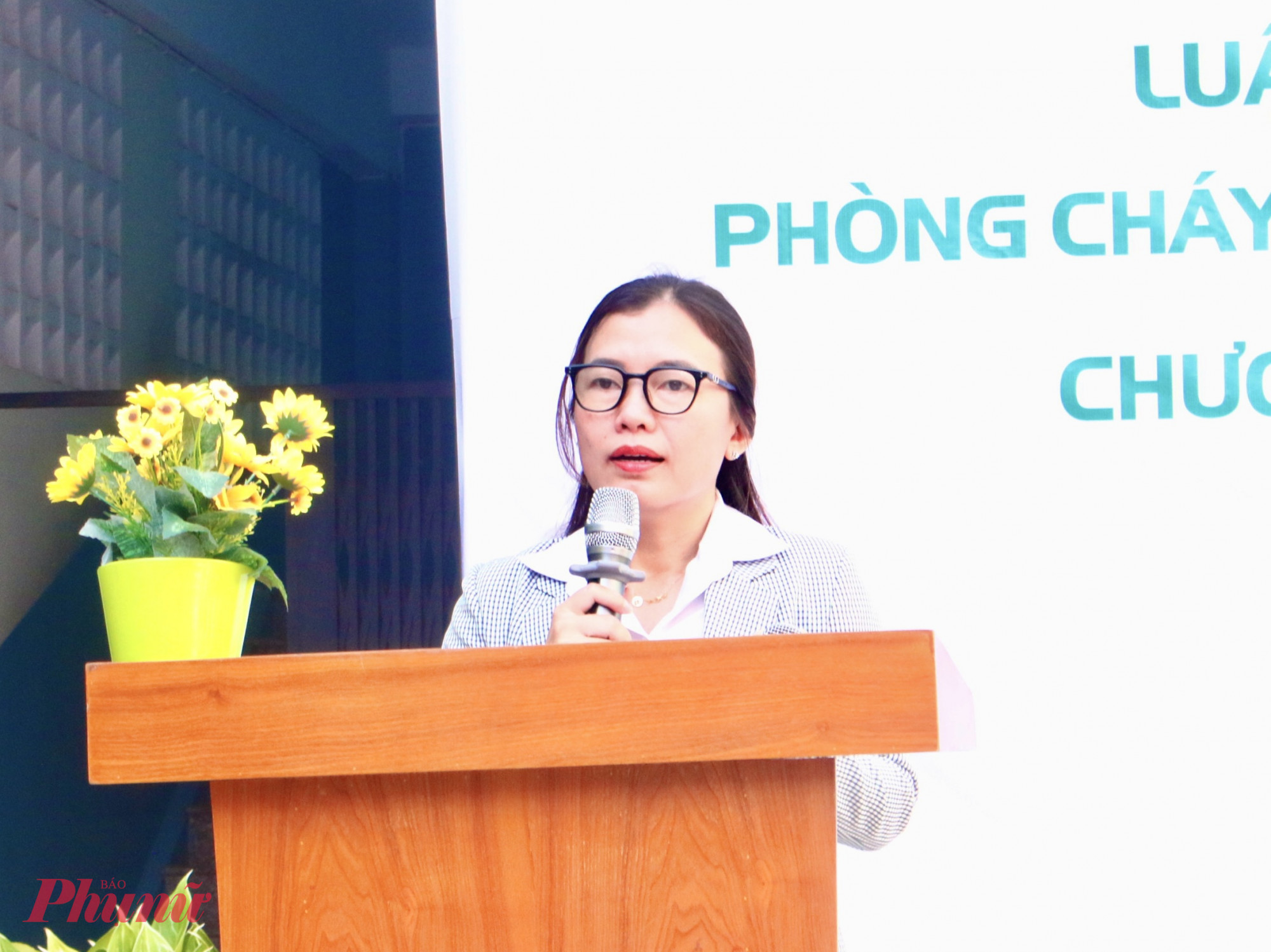 Bà Ngô Thị Quế Băng – Chủ tịch Hội LHPN phường Hòa Hưng – cho biết, chương trình là hoạt động thiết thực hưởng ứng Tháng An toàn giao thông năm 2025, đồng thời cụ thể hóa Bảng ký kết thi đua “Phát huy vai trò phụ nữ – Chung tay giữ gìn an ninh trật tự trên địa bàn phường Hòa Hưng”. Qua đó,  giúp các em học sinh được trang bị kiến thức, kỹ năng cơ bản. Đặc biệt, với hoạt động “Cùng em vững bước đến trường”, ban tổ chức mong muốn tiếp thêm động lực để các em học sinh không chỉ học tập tốt mà còn trở thành công dân gương mẫu, góp phần xây dựng phường Hòa Hưng an toàn, văn minh, nghĩa tình