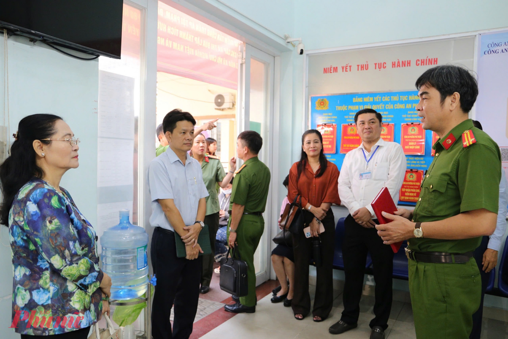 Bà Nguyễn Thị Lệ - nguyên Chủ tịch HĐND TPHCM khảo sát Trụ sở Công an phường Phú Thuận - Ảnh: Thanh Tâm