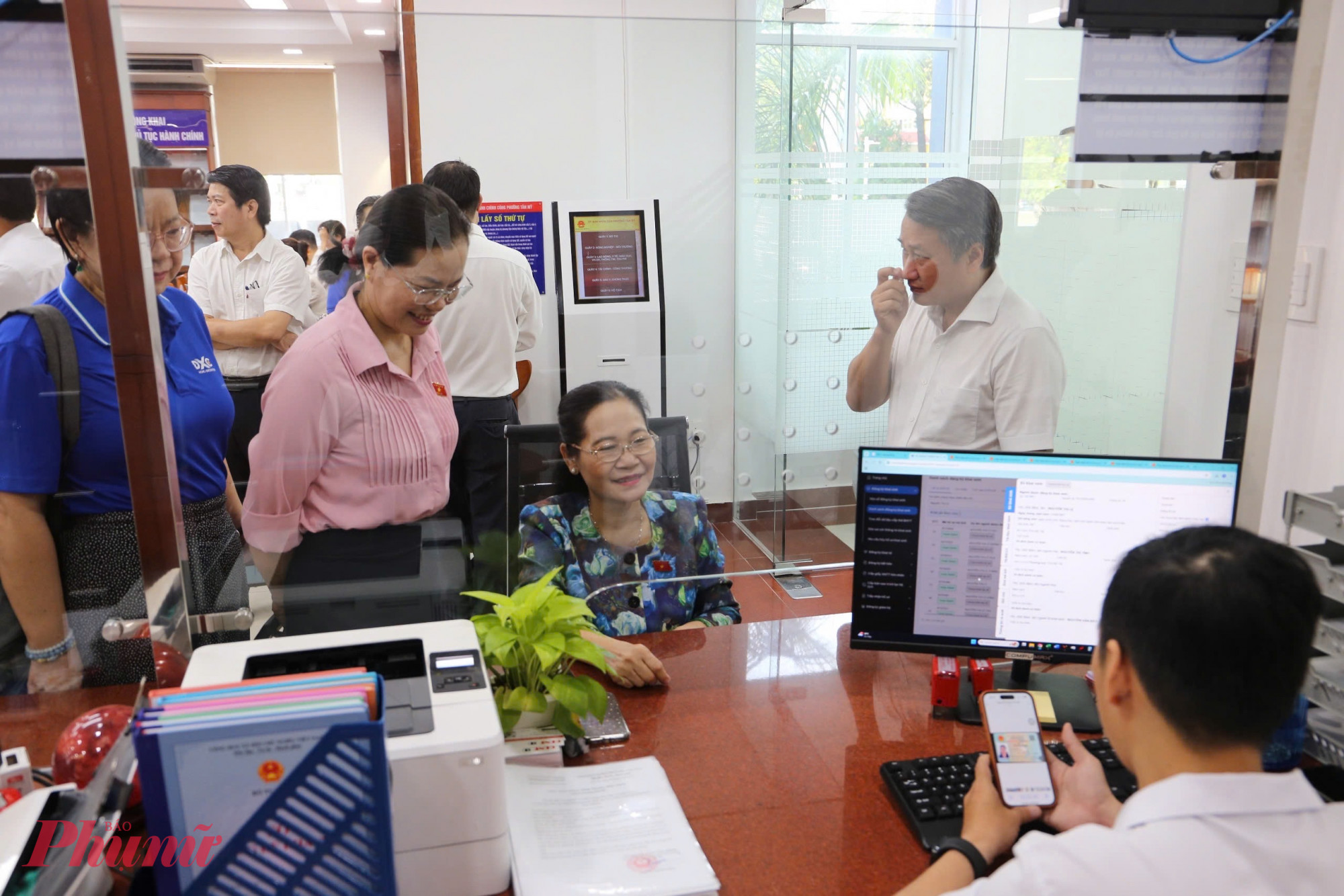 Bà Nguyễn Thị Lệ - nguyên Chủ tịch HĐND TPHCM - trải nghiệm làm thủ tục hành chính tại phường Tân Mỹ - Ảnh: Thanh Tâm