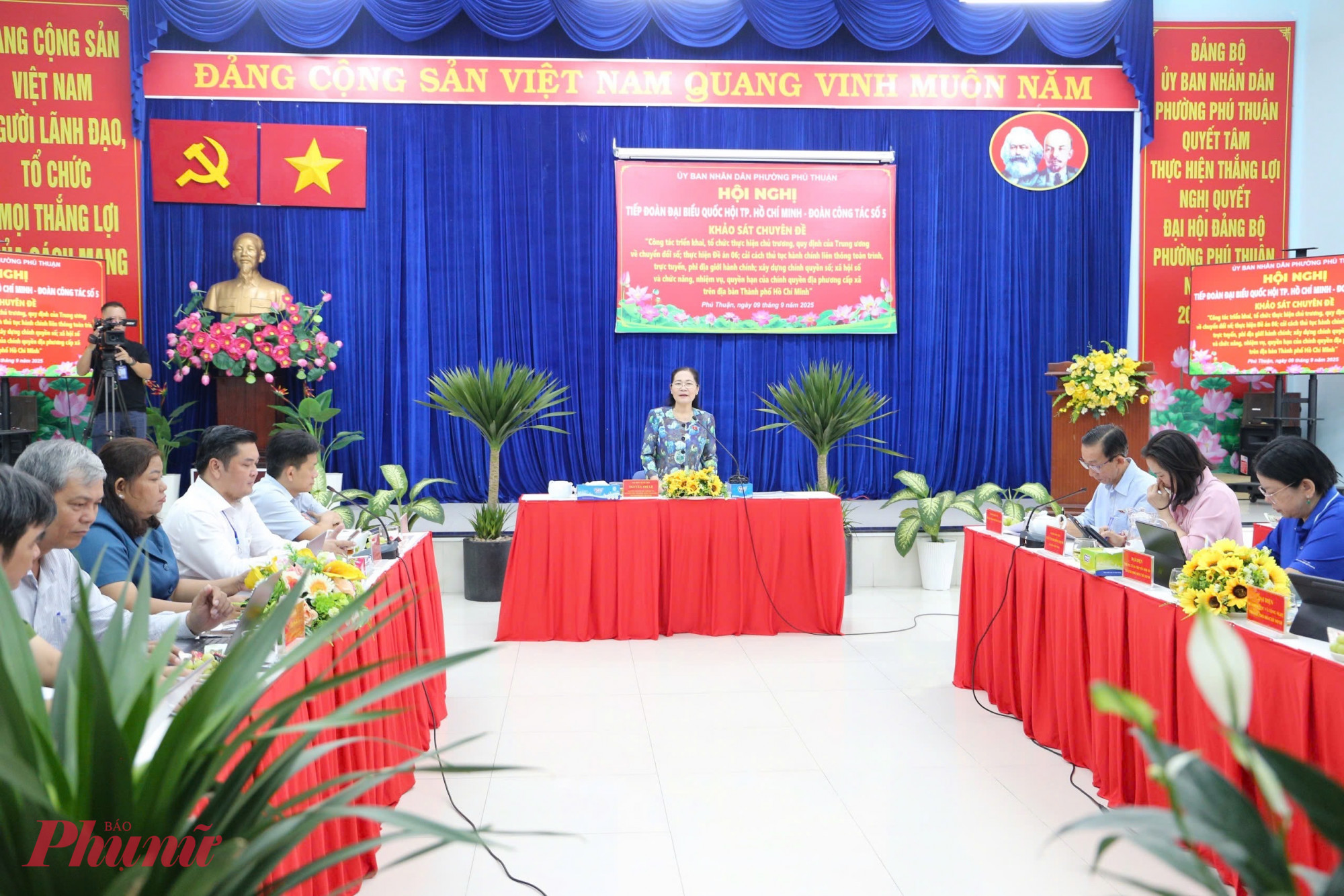 Đoàn khảo sát số 5 do bà Nguyễn Thị Lệ - nguyên Chủ tịch HĐND TPHCM khảo sát tại phường Phú Thuận - Ảnh: Thanh Tâm