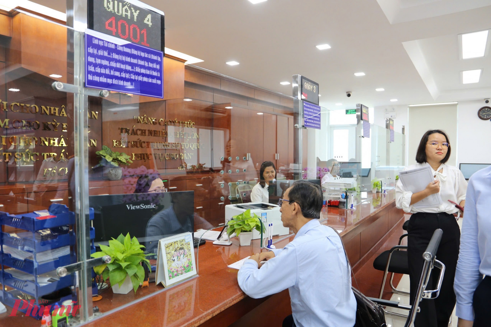 Đại biểu Quốc hội Trần Hoàng Ngân - Thành uỷ viên - trải nghiệm thực tế làm thủ tục hành chính công tại phường Tân Mỹ - Ảnh: Thanh Tâm