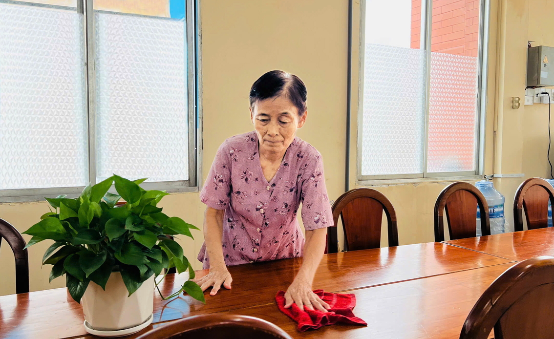 Hội phụ nữ trợ lực để chị em vượt qua nghịch cảnh Bà Trần Thị Bá dù tuổi đã cao, vẫn cố gắng làm việc, để có tiền lo cho 2 người con bị tâm thần