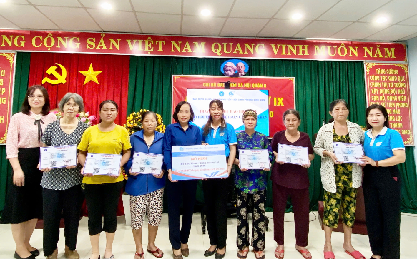 Hội phụ nữ trợ lực để chị em vượt qua nghịch cảnh Hội LHPN phường Bình Tiên tặng thẻ bảo hiểm y tế cho phụ nữ khó khăn gắn với chương trình “Thẻ sức khỏe - Vững tương lai”