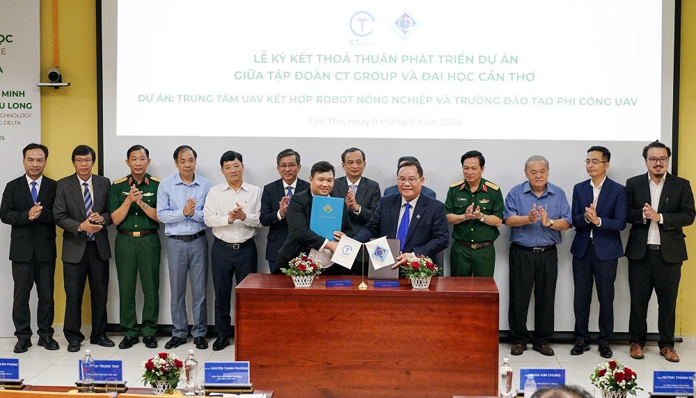 Đại học Cần Thơ và Tập đoàn CT Group đã ký kết về thỏa thuận Trung tâm UAV kết hợp robot nông nghiệp và trường đào tạo phi công UAV - Ảnh: CT Group