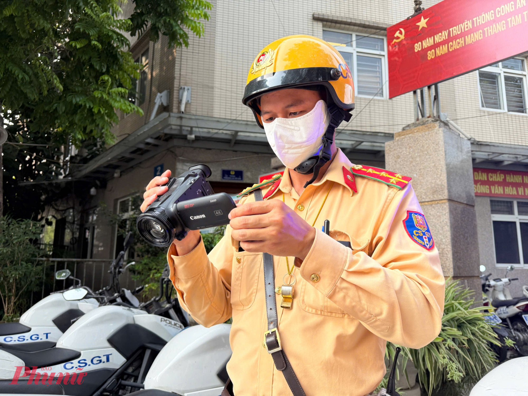 Lực lượng chức năng dùng thiết bị chuyên dụng ghi lại hành vi vi phạm ATGT. Ảnh minh hoạ.