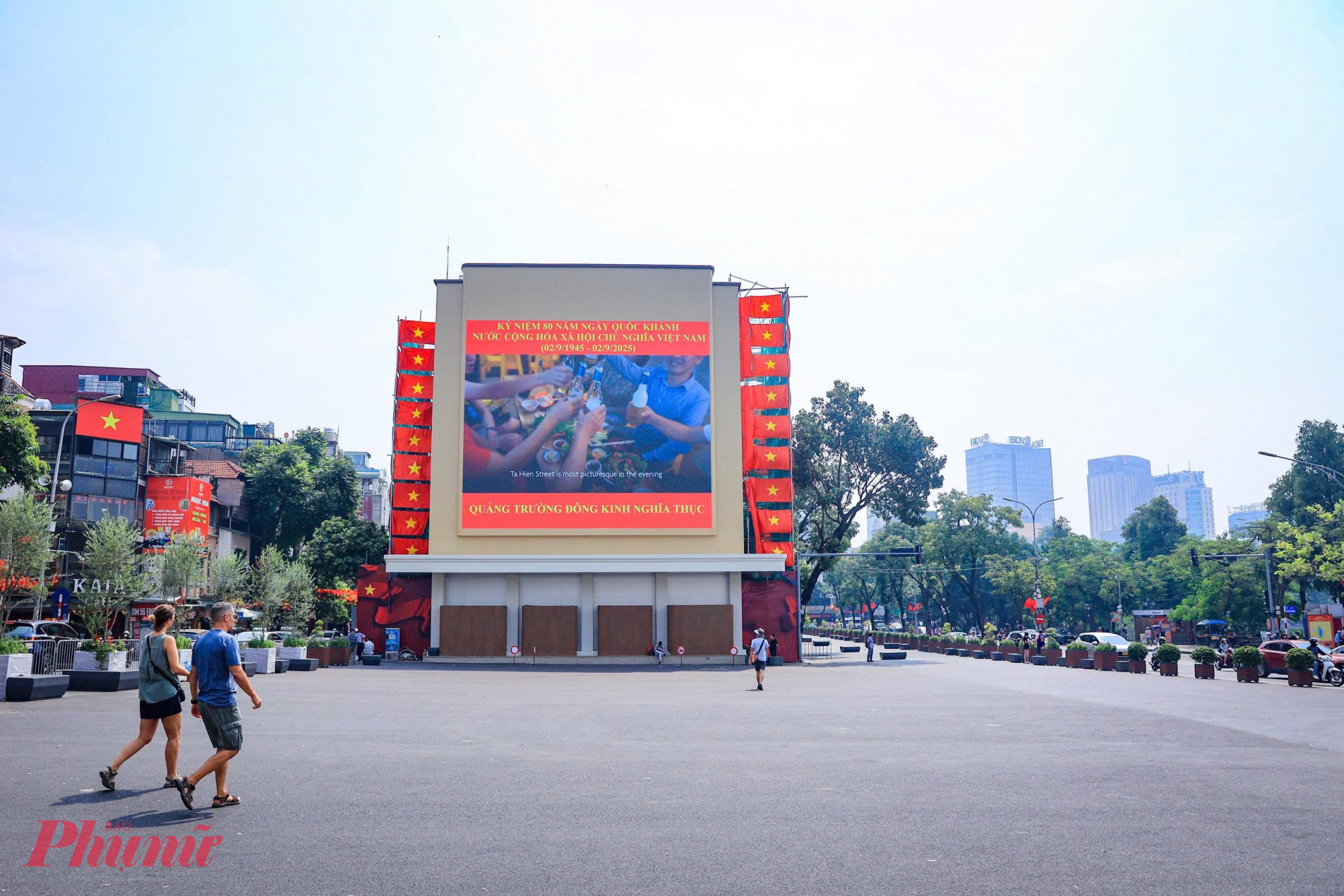 Sau thời gian thi công phá dỡ tòa nhà Hàm cá mập và chỉnh trang diện mạo khu vực Quảng trường Đông Kinh Nghĩa Thục, nay nơi đây đã mang diện mạo mới, không gian trở nên khang trang và thoáng đãng hơn.