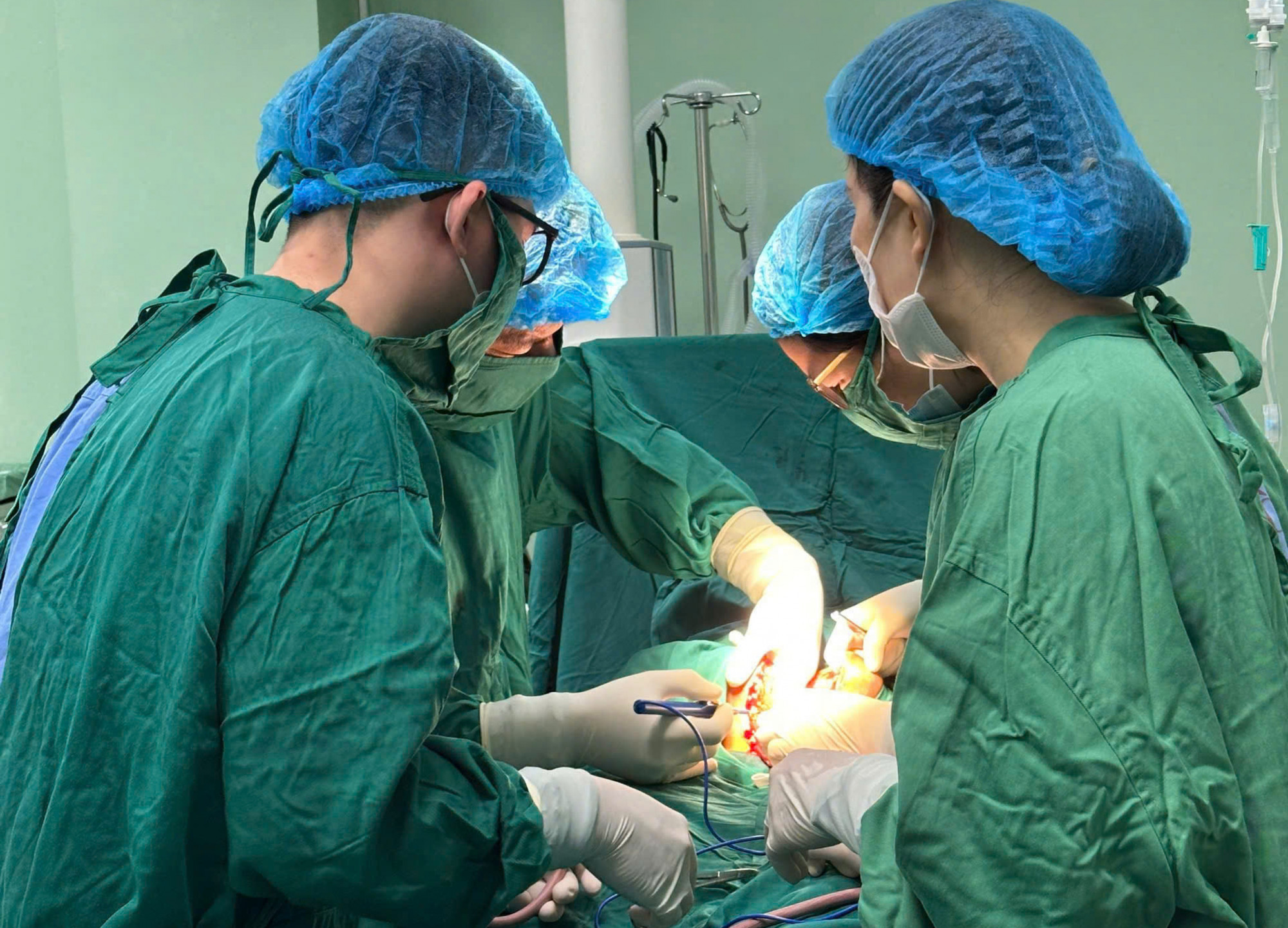 Các bác sĩ mổ bắt con cho sản phụ bị xuất huyết buồng ối hiếm gặp - Ảnh: Hoàng Yến