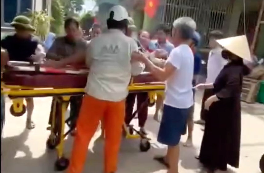 Ông N. được đưa đến trung tâm y tế cấp cứu song không qua khỏi vì vết thương quá nặng - Ảnh: Khánh Trung