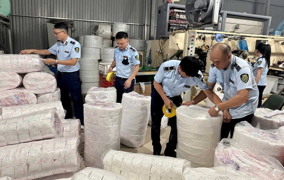 Lực lượng chức năng kiểm đếm sản phẩm - Ảnh: Cục Quản lý và Phát triển thị trường trong nước 
