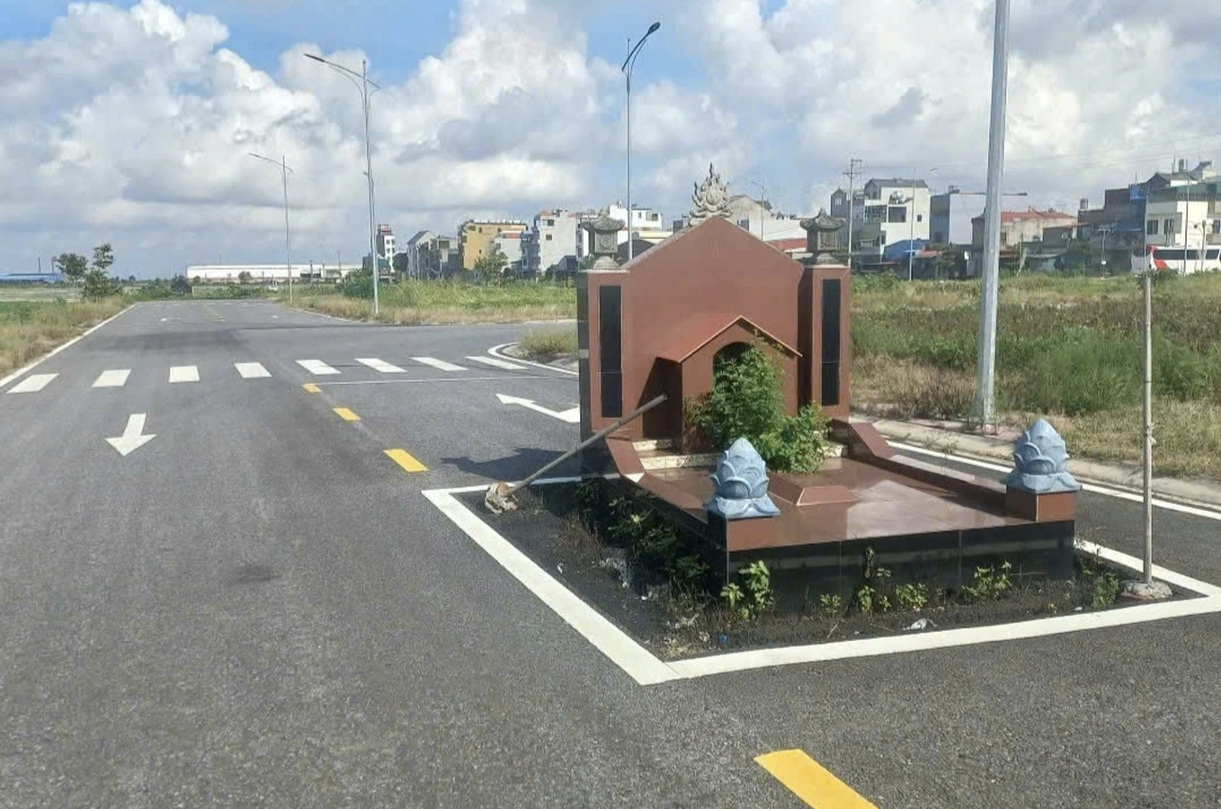 Ngôi mộ nằm giữa đường giao thông nội khu dân cư mới đường 390 (Ảnh: Vị Thuỷ)