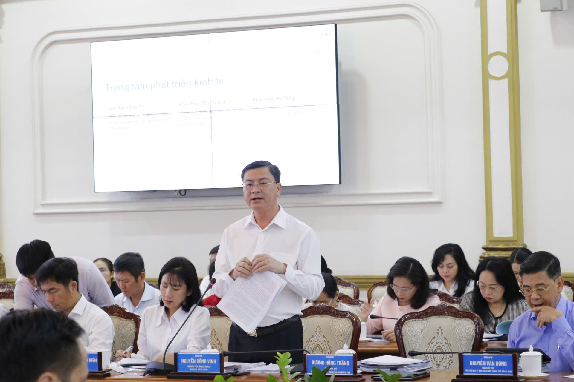 Ông Nguyễn Công Vinh Giám đốc Sở Tài chính - phát biểu tại phiên họp 