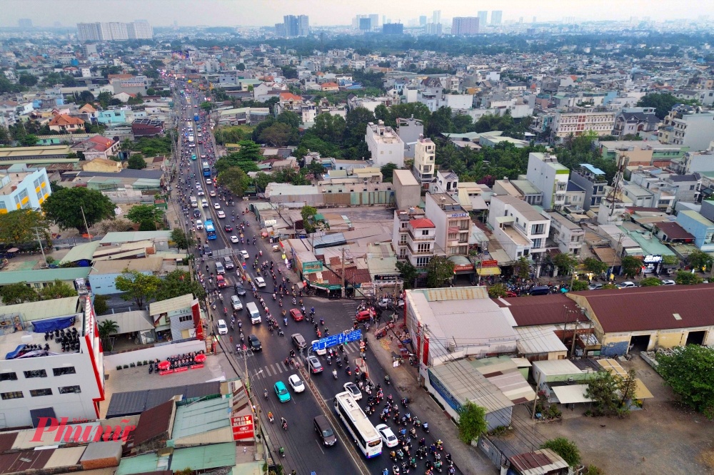Kẹt xe trên Quốc lộ 13. Ảnh Ngọc Trăm