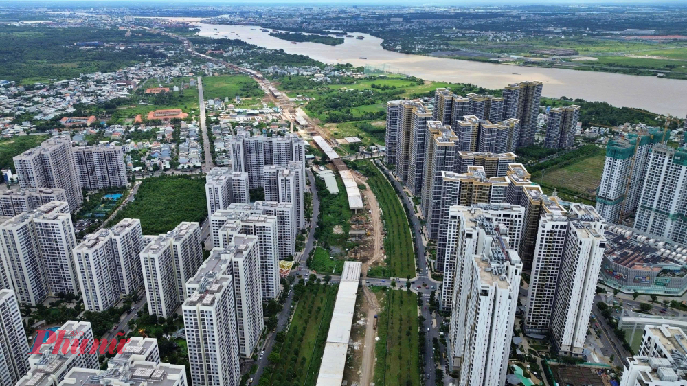 Vành đai 3 TPHCM có tổng chiều dài gần 76 km, đi qua TPHCM, Đồng Nai, Bình Dương trước đây và Tây Ninh (Long An trước đây) được kỳ vọng giải tỏa áp lực giao thông nội đô, đồng thời tạo động lực phát triển kinh tế - xã hội cho toàn vùng Đông Nam Bộ. Trên địa bàn TPHCM, tuyến đi qua TPThủ Đức, Hóc Môn, Bình Chánh và Củ Chi trước đây. 