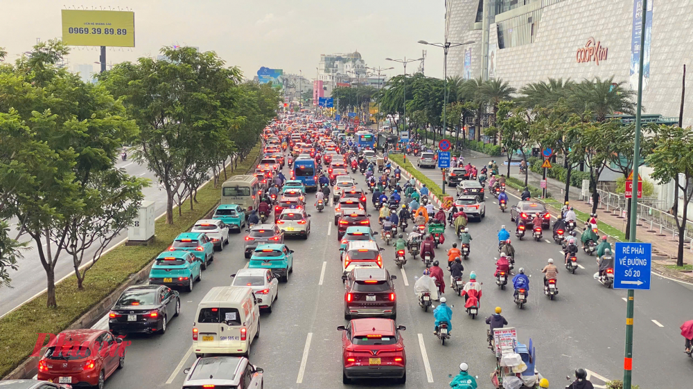 Do đóng đường xuống vòng xoay nên đại lộ Phạm Văn Đồng phải chia tải