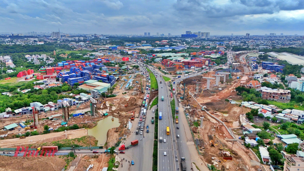 Cách Vinhomes Grand Park khoảng 7 km là nút giao Tân Vạn thuộc Vành đai 3 TPHCM cũng đang được thi công. Đây là nút giao kết nối đường Vành đai 3 TPHCM với Quốc lộ 1, đường Nguyễn Xiển, đường ĐT 743A (Bình Dương trước đây). 