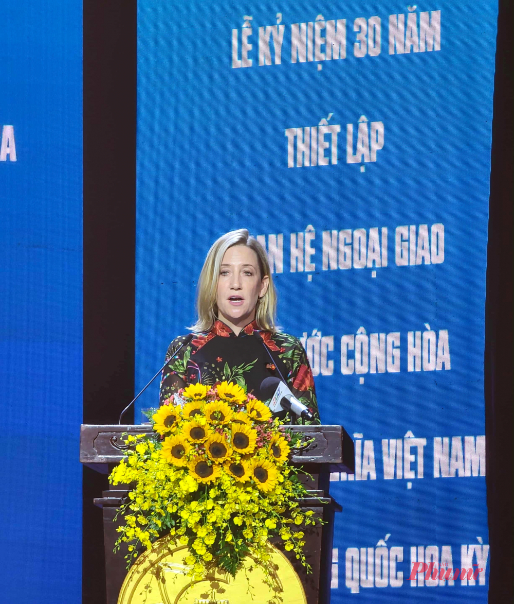 Bà Melissa Brown, Tổng Lãnh sự Mỹ tại TPHCM, tiến lên sân khấu phát biểu trong tà áo dài truyền thống của Việt Nam