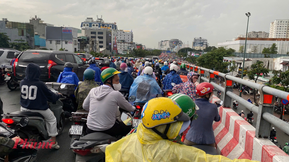 Kẹt xe kéo dài trên cầu Bình Lợi