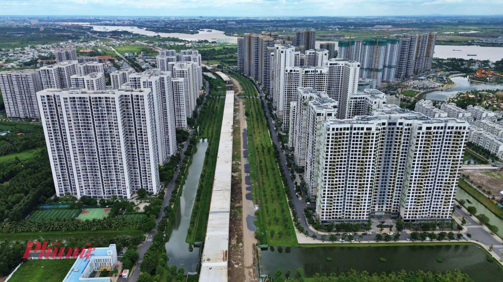 Riêng đoạn qua TPThủ Đức (trước đây) có phần cầu cạn dài 14 km, thuộc gói thầu XL3, hiện là điểm nhấn của dự án. Trong đó, đoạn xuyên qua đại đô thị Vinhomes Grand Park dài khoảng 1 km, đang được nhà thầu thi công khẩn trương để kịp tiến độ thông xe vào cuối năm nay.