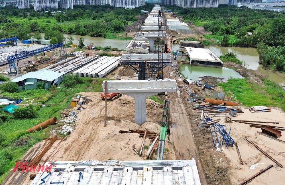 Các trụ cầu cận đang được xây dựng 