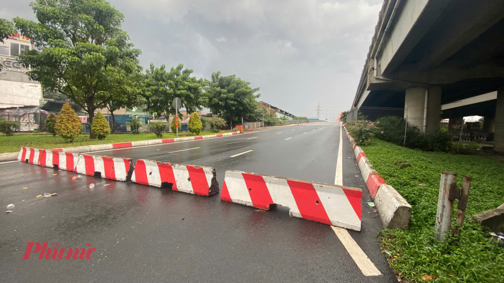Lối xuống từ cầu Bình Lợi bị đóng, không cho xe hướng từ Gò Vấp rẽ phải vào cầu Bình Triệu 2