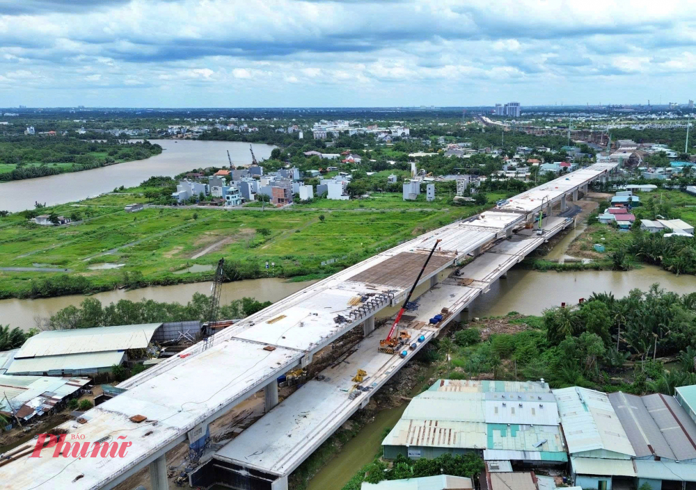 Riêng đoạn cầu cạn qua Vinhomes Grand Park được ưu tiên đẩy nhanh tiến độ, hiện đang lắp đặt dầm bê tông và hoàn thiện các hạng mục phụ trợ.