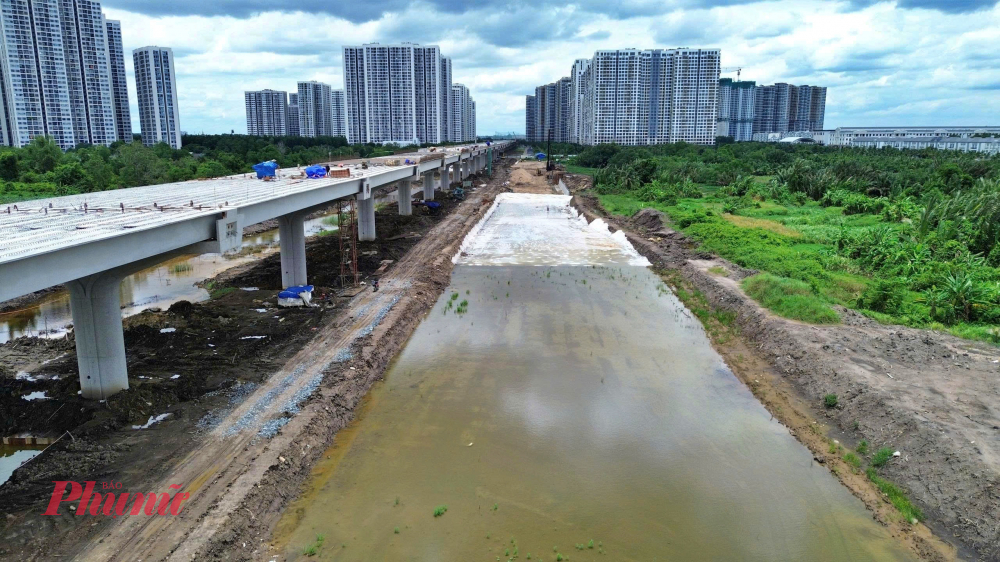 Ban Giao thông TPHCM (chủ đầu tư) cho biết, hiện tại, đoạn qua TPHCM hoàn thành khoảng 54,7% khối lượng thi công và dự kiến thông xe vào 31/12/2025 đối với đoạn 14,7 km cầu cạn trên địa bàn TPThủ Đức trước đây và thông xe kỹ thuật 32,6 km phần cao tốc trên địa bàn Củ Chi, Hóc Môn, Bình Chánh trước đây. 