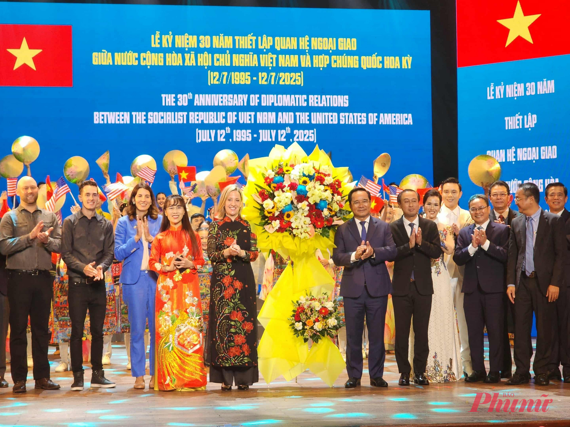 Lãnh đạo TPHCM và Tổng lãnh sự Mỹ tại TPHCM cùng các đại biểu tặng hoa cho những nghệ sĩ tham gia biểu diễn tại sự kiện