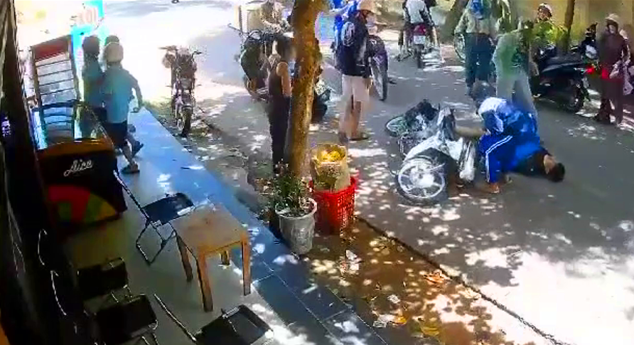 Hiện trường vụ đánh nhau phía bên ngoài khuôn viên trường THPT Cam Lộ-Ảnh: Cắt từ clipClip: 