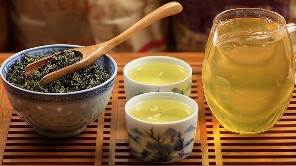 Một số mẹo thay thế đồ uống chứa caffeine và cồn mà vẫn có lợi cho da là lựa chọn các loại nước giải khát tự nhiên, giàu dưỡng chất. Nước lọc luôn là “bí quyết vàng” giúp thanh lọc cơ thể và giữ độ ẩm cho da. Bạn có thể uống trà thảo mộc như trà hoa cúc, trà xanh nhạt hoặc trà atiso để vừa thư giãn vừa bổ sung chất chống oxy hóa.