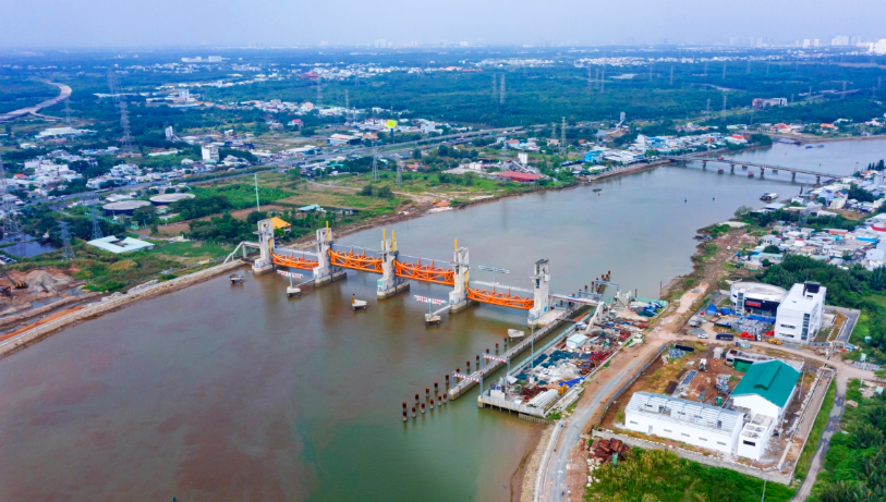 Dự án Giải quyết ngập do triều khu vực TP.HCM có xét đến yếu tố biến đổi khí hậu - giai đoạn 1 với tổng vốn gần 10.000 tỷ đồng.