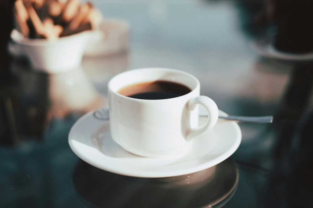 Đồ uống chứa caffeine và cồn là một trong những tác nhân âm thầm khiến làn da dễ xuống cấp. Caffeine có thể gây mất nước, làm da trở nên khô ráp và dễ hình thành nếp nhăn. Trong khi đó, rượu bia lại kích thích tuyến bã nhờn hoạt động mạnh hơn, tạo điều kiện cho mụn viêm và mụn ẩn phát triển. Việc tiêu thụ thường xuyên các loại đồ uống này còn làm suy yếu hàng rào bảo vệ tự nhiên của da, khiến da xỉn màu, thiếu sức sống.