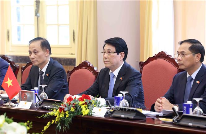 Chủ tịch nước Lương Cường và thành viên đoàn Việt Nam tại cuộc hội đàm với Toàn quyền Australia Sam Mostyn. Ảnh: Lâm Khánh/TTXVN