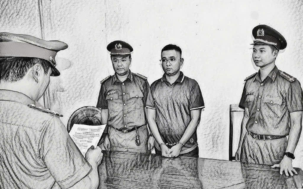 Công an đọc lệnh khởi tố bị can_Ảnh: Công an Đà Nẵng.