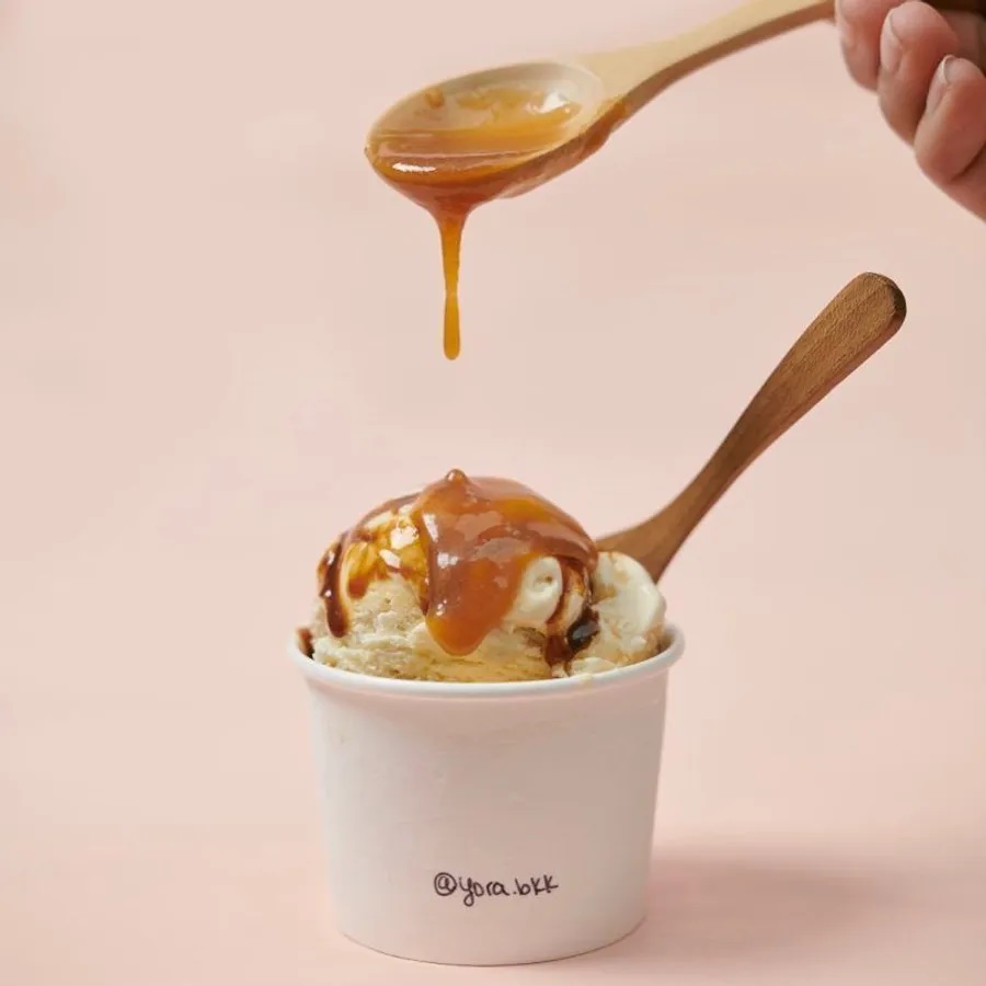 Kem caramel nước mắm của thương hiệu kem và bánh ngọt YORA đã thu hút được một lượng lớn khách đến thưởng thức. Nước mắm cao cấp kết hợp với kem caramel ngọt ngào, tạo ra hương vị vừa quen vừa lạ. Kem không có vị tanh của cá mà có vị mặn tinh tế. Địa chỉ: 1076 Charoenkrung road, Bang Rak, BangKok - Ảnh: YORA